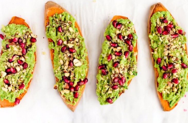 Полезно и вкусно. Батат с авокадо и гранатом