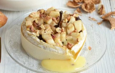 Запеченный камамбер с грушей и изюмом