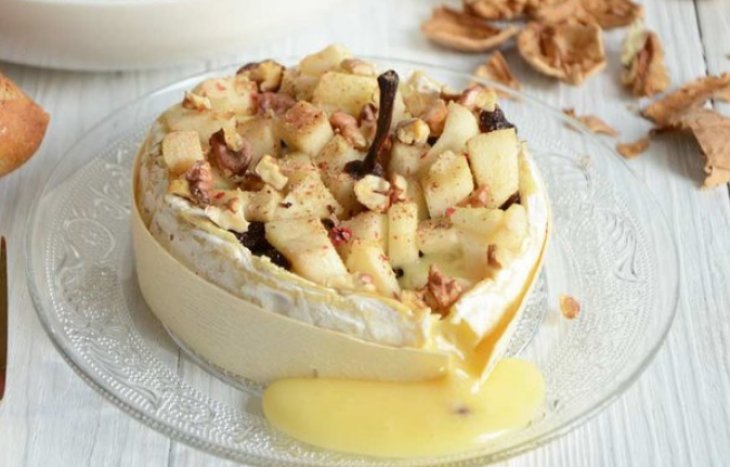 Запеченный камамбер с грушей и изюмом