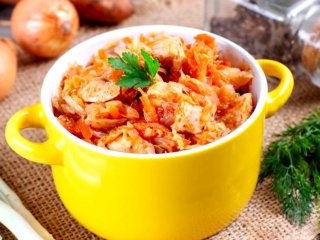 Сытный ужин: рецепт запеканки из капусты и мяса