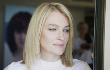 Виктория Толстоганова вышла в свет в клетчатом платье