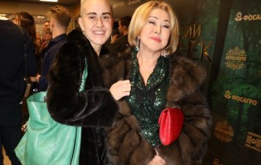 «Чуть не стошнило»: дочь Успенской распекли за «развратное» фото поцелуя с матерью