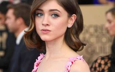 Наталия Дайер блистала в платье от Dior