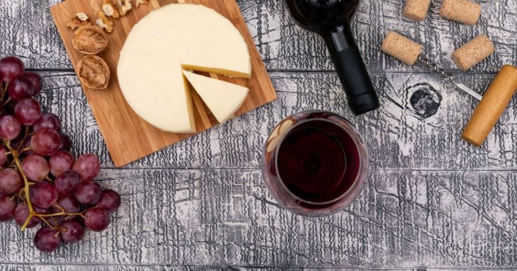 5 продуктів, які чудово поєднуються з червоним вином: неочікувані тандеми