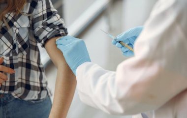 Лікар назвала щеплення, які потрібні дорослим