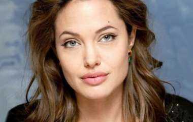 Анджелина Джоли блистала на кинофестивале в белоснежном платье и с алой помадой 