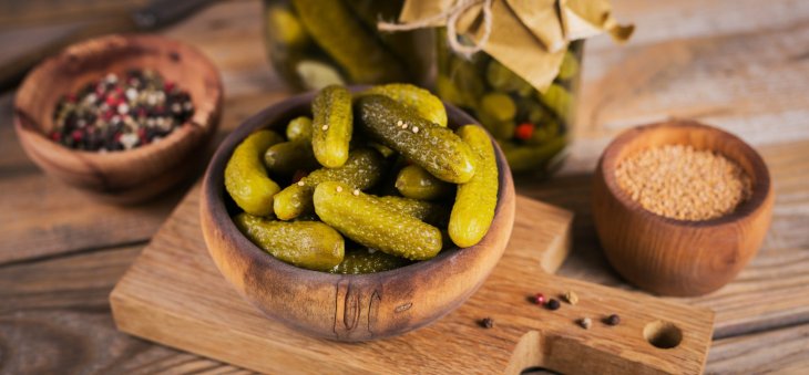 Швидко і просто: покроковий рецепт, як зробити найсмачніші мариновані огірки в Спрайті