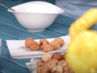 Швидко, просто і дуже смачно: рецепт сирних пончиків у фритюрі