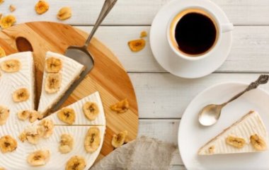 Торт без выпечки со сметаной и бананами