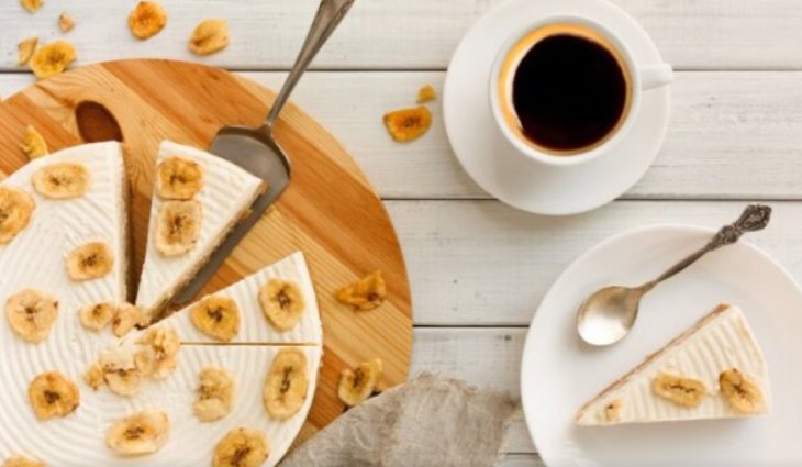 Торт без выпечки со сметаной и бананами