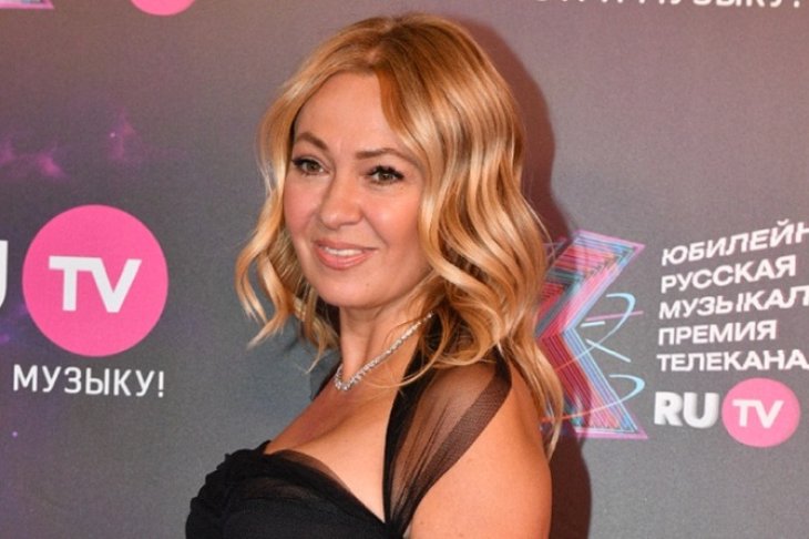 Уезжающая из России Рудковская показала стальное яйцо