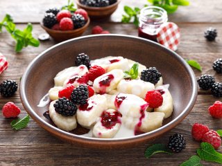 Готовим вкусный завтрак за 20 минут: рецепт ленивых вареников с малиной