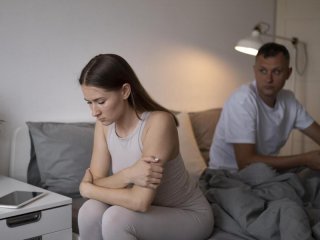 Чому чоловік віддаляється, навіть якщо каже, що все добре: 7 можливих причин