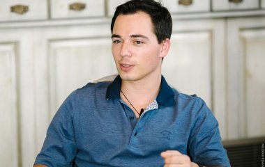 Родион Газманов опубликовал архивное фото с отцом и тетей
