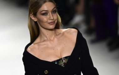 Джиджи Хадид прогулялась по Нью-Йорку в стильных джинсах-mom 