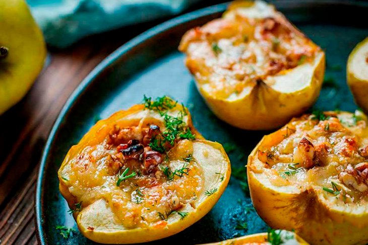 Печеные яблоки с творогом: вкусный десерт для всей семьи за 30 минут