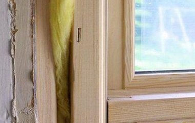 Чим заклеїти дерев’яні вікна, як швидко закласти щілини від протягів