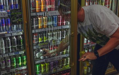 Неврологи назвали головну небезпеку споживання енергетиків