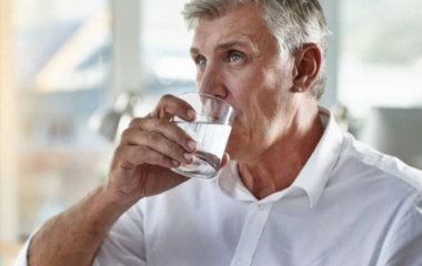 Диетолог рассказала о похудении с помощью теплой воды