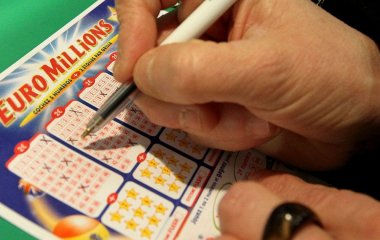 Переможець лотереї виграв шестизначну суму: чому його тепер розшукують