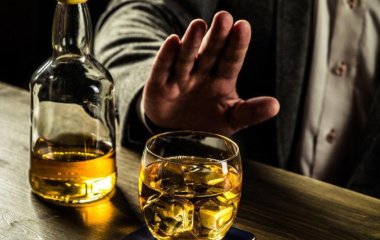 Нарколог назвав категорію людей, яким протипоказано алкоголь.