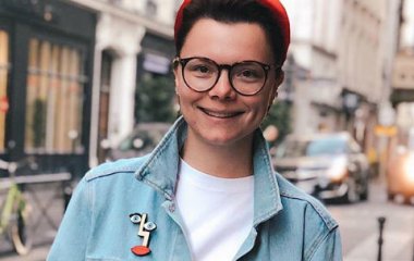 Татьяна Брухунова, в свитере имитирующем трусы, прогулялась по Москве