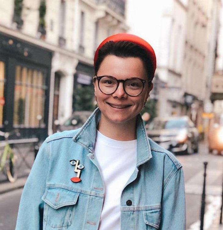 Татьяна Брухунова, в свитере имитирующем трусы, прогулялась по Москве