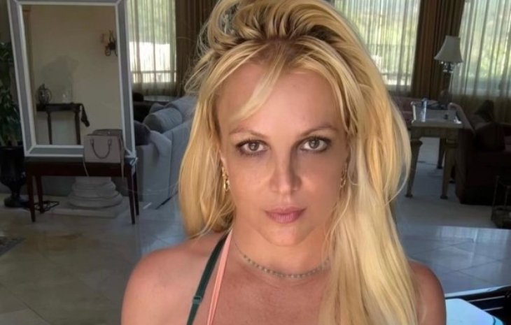 Бритни Спирс с огромным пластырем на лбу пожаловалась на неудачную процедуру ботокса