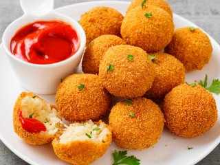 Хрустящие, но нежные: рецепт крокетов с сыром