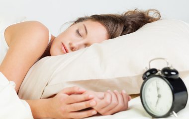 Чому важливо лягати спати до півночі: онколог пояснює, як нестача сну впливає на баланс гормонів