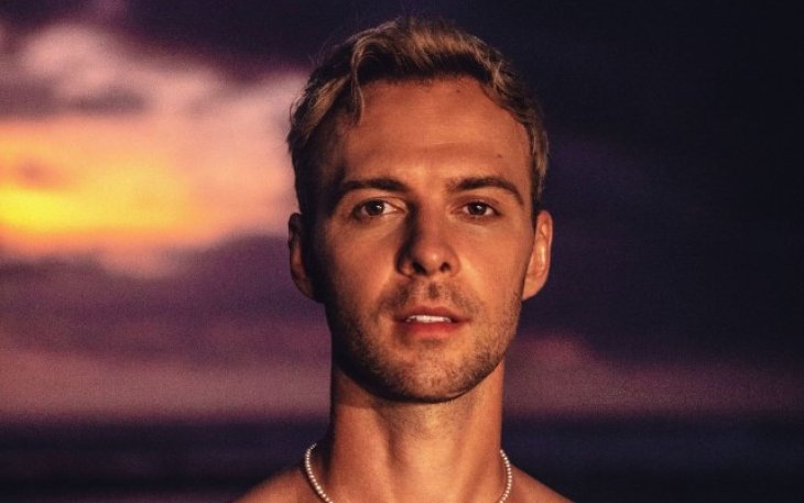 Макс Барских с обнаженным торсом в спортзале похвастался стальными мышцами