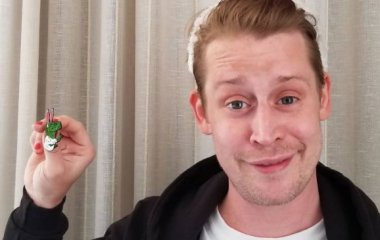 Маколей Калкин отправился с возлюбленной в путешествие 
