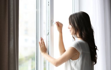 Як відмити віконні рами до ідеального білого кольору