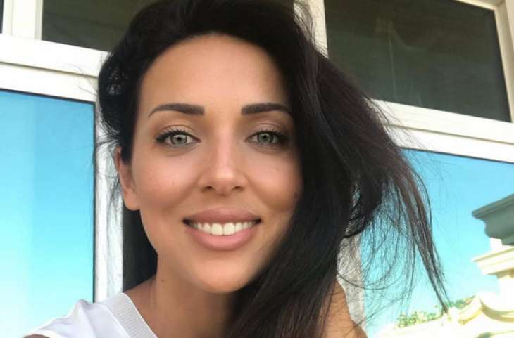 Алсу в стильном аутлуке прогулялась по Абу-Даби