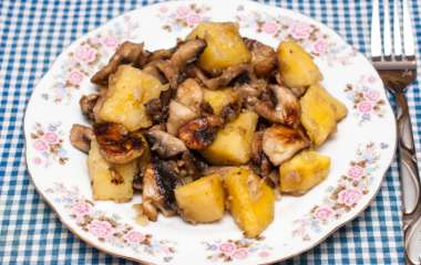 Как приготовить вкусный картофель с грибами на сковороде?