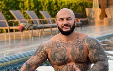 «Ну, что псы, соскучились?»: Джиган снова “дал жару” в прямом эфире с сигареткой и бутылочкой