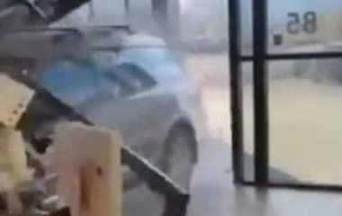 Розлючений чоловік в'їхав до автосалону через скляні двері, щоб повернути новеньку машину – фото
