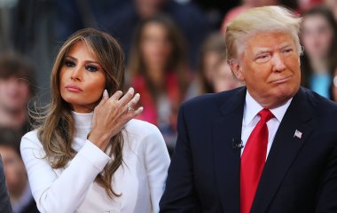 Мелания и Дональд Трамп на традиционном рождественском балу в Белом доме