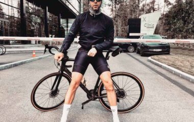 Ургант на полном серьезе бреет ноги