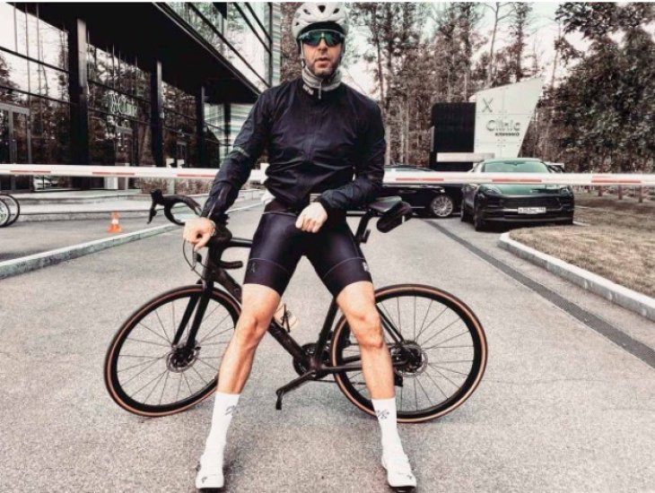 Ургант на полном серьезе бреет ноги