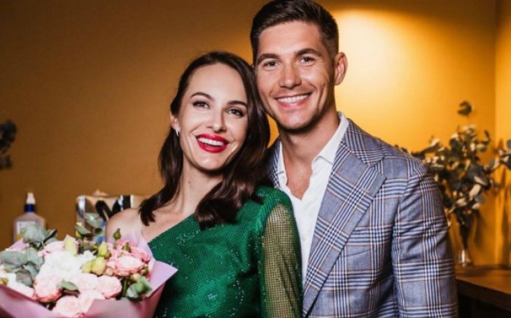 Экс-жена Остапчука показала доказательство, что он изменял ей с нынешней 23-летней возлюбленной