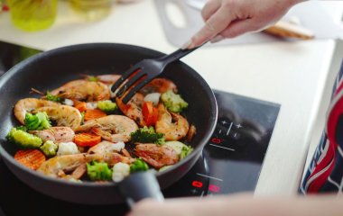 Як смажити, щоб олія не забризкувала всю плиту: корисні трюки, про які мало хто знає