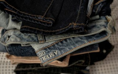 Навіщо фахівці радять замочувати джинси в оцті перед пранням: про цей секрет мало хто знає