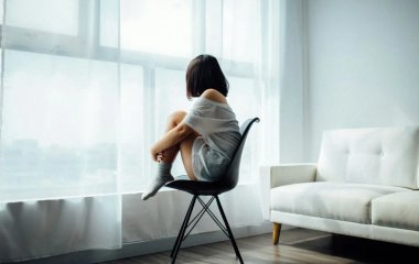 «Для меня всё равно нормально»: почему мы прячем одиночество за занятостью и как с этим справляться