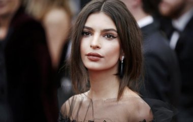 Эмили Ратаковски позировала в актуальном пальто с мехом: фото 