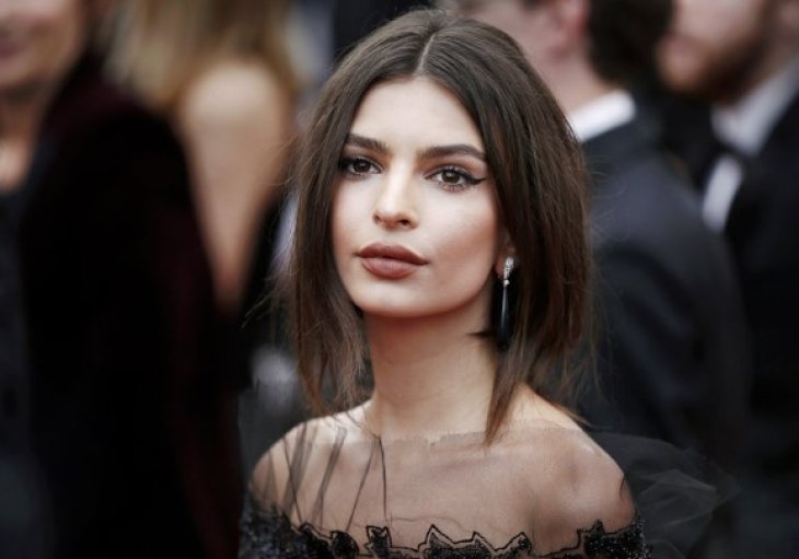 Эмили Ратаковски позировала в актуальном пальто с мехом: фото 