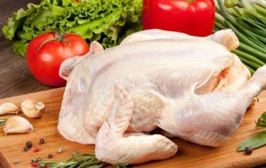 Що не можна робити з куркою перед приготуванням: багато хто так робить