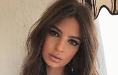 Беременная Эмили Ратажковски вышла на прогулку в кроп-топе и джинсах с заниженной талией