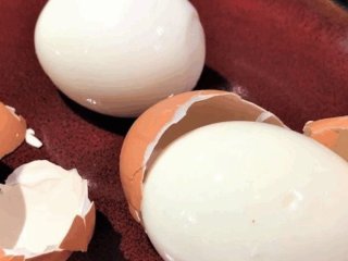 Не кидайте яйця у холодну воду: що треба робити, аби шкаралупа злетіла за секунду