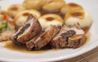 Печена полядвиця з яловичини з раковим маслом